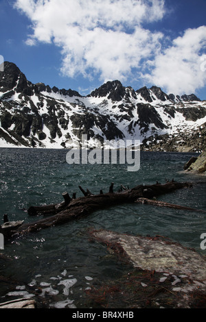 Cirque classique à l'Estany Negra barrage alpin de Peguera 2330m près de Refugi JM Blanc dans le Parc National de Sant Maurici Pyrénées Espagne Banque D'Images