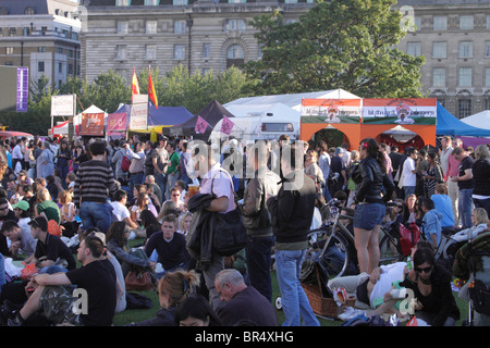 Les spectateurs à l'étape de la liberté du Mayor's Thames Festival London 2010 Banque D'Images