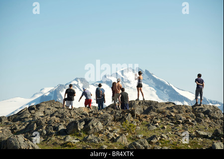 Un groupe en randonnée sur le mont Whistler. Whistler, BC, Canada Banque D'Images