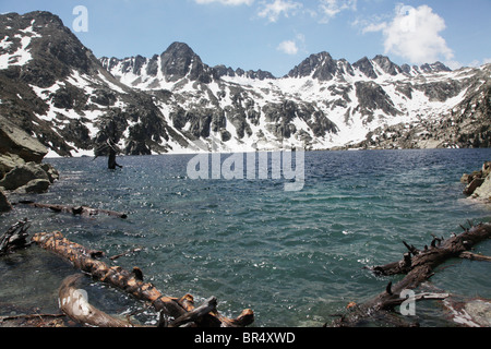 Cirque classique à l'Estany Negra barrage alpin de Peguera 2330m près de Refugi JM Blanc dans le Parc National de Sant Maurici Pyrénées Espagne Banque D'Images