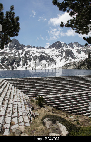 Cirque classique à l'Estany Negra barrage alpin de Peguera 2330m près de Refugi JM Blanc dans le Parc National de Sant Maurici Pyrénées Espagne Banque D'Images