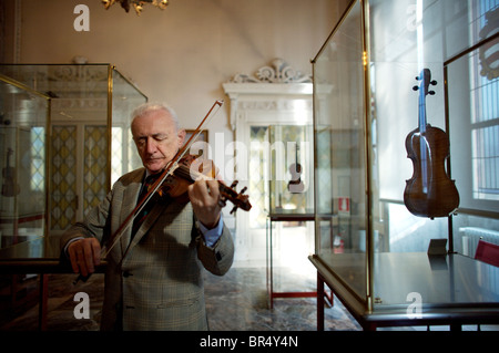 Andrea Mosconi maintient la ville de Crémone's precious collection violon violons Stradivarius bon nombre d'entre eux par les jouer fo Banque D'Images