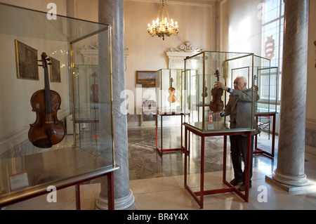 Andrea Mosconi maintient la ville de Crémone's precious collection violon violons Stradivarius bon nombre d'entre eux par les jouer fo Banque D'Images