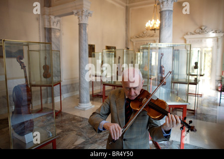 Andrea Mosconi maintient la ville de Crémone's precious collection violon violons Stradivarius bon nombre d'entre eux par les jouer fo Banque D'Images