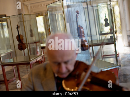 Andrea Mosconi maintient la ville de Crémone's precious collection violon violons Stradivarius bon nombre d'entre eux par les jouer fo Banque D'Images