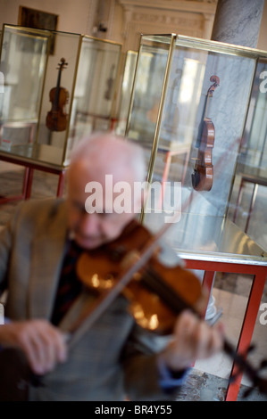 Andrea Mosconi maintient la ville de Crémone's precious collection violon violons Stradivarius bon nombre d'entre eux par les jouer fo Banque D'Images