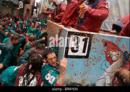 Ivrea Italie célèbre Carnaval avec les batailles d'Orange quand la ville reenacts une ancienne bataille. Banque D'Images