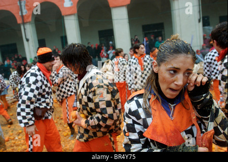 Ivrea Italie célèbre Carnaval avec les batailles d'Orange quand la ville reenacts une ancienne bataille. Banque D'Images