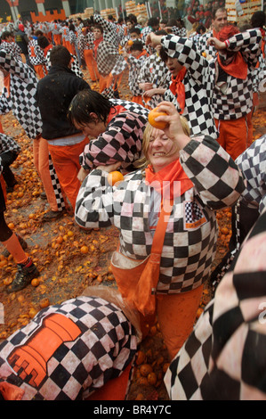 Ivrea Italie célèbre Carnaval avec les batailles d'Orange quand la ville reenacts une ancienne bataille. Banque D'Images