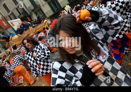 Ivrea Italie célèbre Carnaval avec les batailles d'Orange quand la ville reenacts une ancienne bataille. Banque D'Images