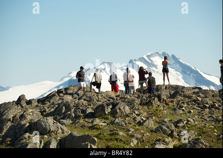 Un groupe en randonnée sur le mont Whistler. Whistler, BC, Canada Banque D'Images