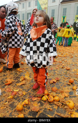 Ivrea Italie célèbre Carnaval avec les batailles d'Orange quand la ville reenacts une ancienne bataille. Banque D'Images