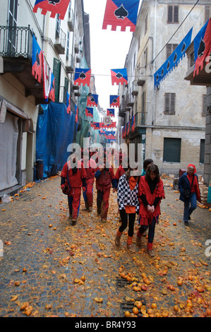 Ivrea Italie célèbre Carnaval avec les batailles d'Orange quand la ville reenacts une ancienne bataille. Banque D'Images