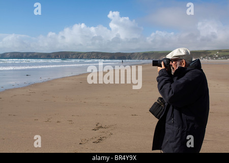 Ancien vieux qui prend la photo de Pembrokeshire Wales Newgale beach. Amateur Photographe amateur voir l' Newgale105529 Banque D'Images