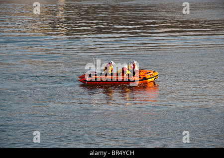 Un équipage de sauvetage sur une séance d'essai en mer du Nord, au large de la côte, à Whitby, North Yorkshire, Angleterre Banque D'Images