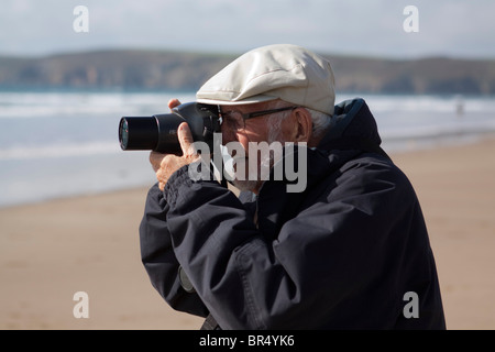 Ancien vieux qui prend la photo de Pembrokeshire Wales Newgale beach. Amateur Photographe amateur voir 105531 Newgale Banque D'Images