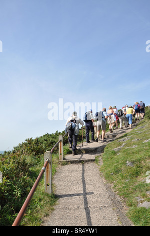 Groupe de personnes âgées les promeneurs sur promenade côtière au Pays de Galles Banque D'Images