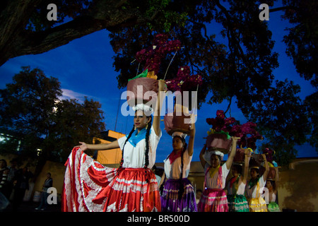 Les interprètes dansent Chines Oaxaquenas lors d'une célébration Guelaguetza dans la ville d'Oaxaca Oaxaca au Mexique. Banque D'Images