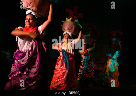 Les interprètes dansent Chines Oaxaquenas lors d'une célébration Guelaguetza dans la ville d'Oaxaca Oaxaca au Mexique. Banque D'Images