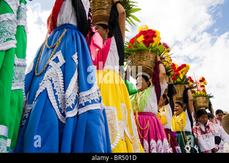 Les interprètes dansent Chines Oaxaquenas lors d'une célébration Guelaguetza dans la ville d'Oaxaca Oaxaca au Mexique. Banque D'Images