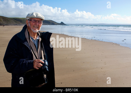 Vieil homme à la retraite, avec un appareil photo sur la plage de galles Pembrokeshire Newgale. Amateur Photographe amateur voir 105537 Banque D'Images