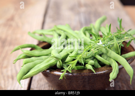 Haricots verts avec salé dans un bol Banque D'Images