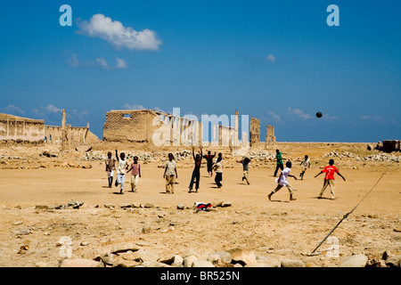 Les enfants somaliens à jouer au soccer dans les ruines du port de pêche de Berbera. Banque D'Images