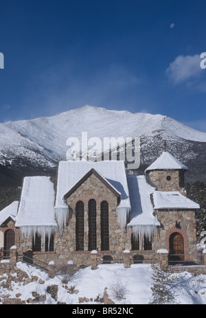 Une église de montagne en hiver. Banque D'Images