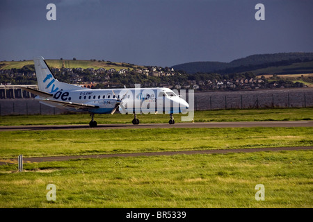 SAAB 340 Flybe avion à turbopropulseurs en attente de décoller sur la piste de l'aéroport de Dundee, Royaume-Uni Banque D'Images