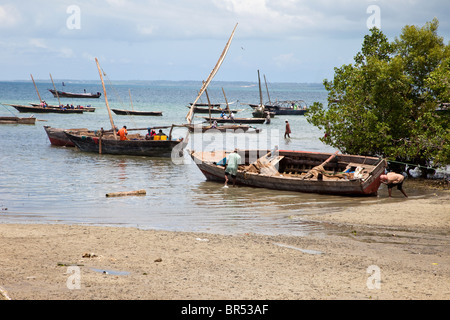 Mkokotoni, Zanzibar, Tanzanie. Bateaux de pêche près de la plage. Banque D'Images