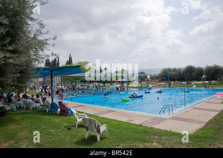Israël, vallée du Jourdain, Kibbutz Ashdot Yaacov, Piscine extérieure Banque D'Images