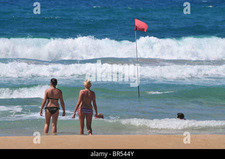 Israël, Haifa, Carmel Beach, les Israéliens d'aller à la plage sur une journée chaude et ensoleillée Banque D'Images