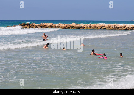 Israël, Haifa, Carmel Beach, les Israéliens d'aller à la plage sur une journée chaude et ensoleillée Banque D'Images