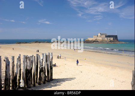 France, Bretagne (Bretagne), Saint Malo, plage et fort Château National Banque D'Images