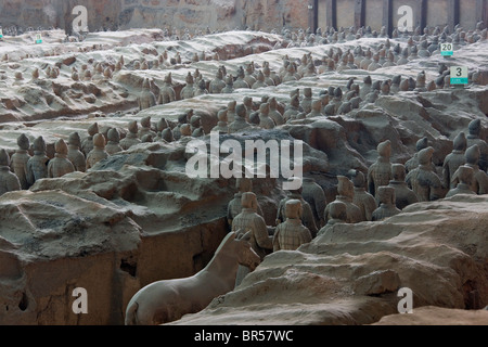 En soldats en terre cuite du tombeau de l'Empereur Qinshihuangdi, Xian, Province du Shaanxi, Chine Banque D'Images