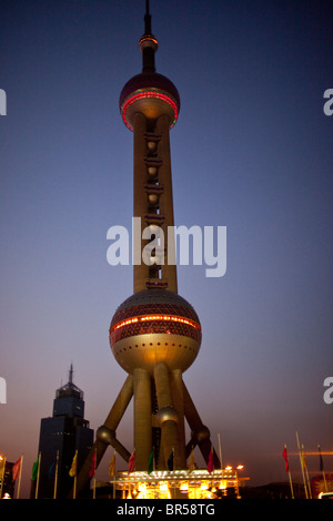 Oriental Pearl Tower dans le district de Pudong à Shanghai en Chine. Banque D'Images