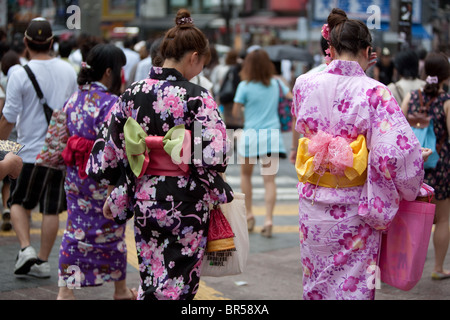 Les jeunes filles portant un yukata (kimono d'été) dans le quartier de Shibuya à Tokyo, Japon. Banque D'Images