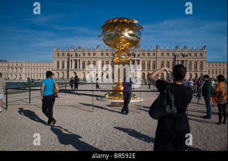 Versailles, France, personnes visitant le spectacle d'art contemporain, Takashi Murakami, 'Bouddha ovale' dans le jardin, Paris d'avant-garde, Palais, urbain Banque D'Images