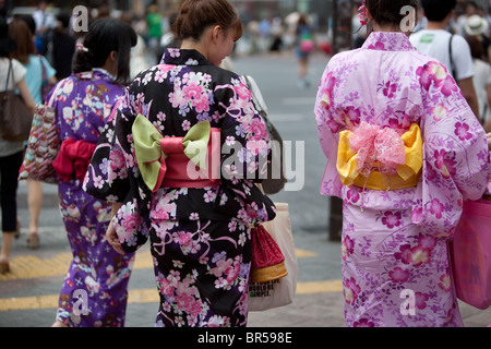 Les jeunes filles portant un yukata (kimono d'été) dans le quartier de Shibuya à Tokyo, Japon. Banque D'Images