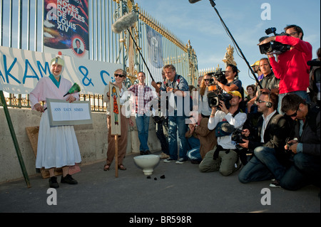 Versailles, France, Groupe conservateurs française protestant contre le salon d'art contemporain, Takashi Murakami, tenant une pancarte, protester art, avant-garde Paris, journalistes travaillant, photographes de presse , photographiant Banque D'Images