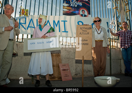 Versailles, France, femme française protestant contre le Contemporary Art Show, Takashi Murakami, holding sign, protestataire art Banque D'Images