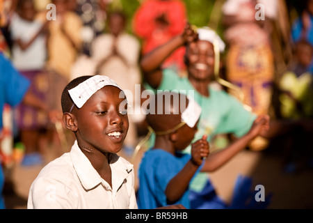 Village filles dansant d'accueillir un artiste et activiste retour à Rugerero. Banque D'Images