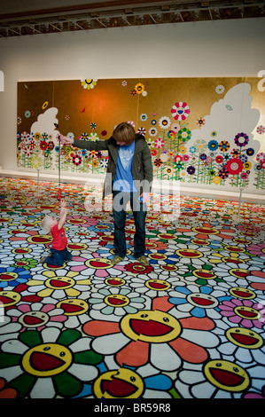 Versailles, France, oncle et neveu visitant le Contemporary Arts Show, Takashi Murakami Versailles, installation de 'Flower Lamp', intérieurs colorés Banque D'Images