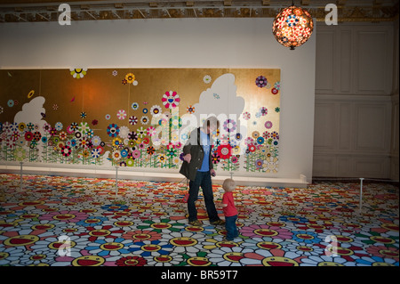 Versailles, France, oncle et neveu de visiter Art Contemporain Show, Takashi Murakami, Versailles fleur 'Voyant' l'installation Banque D'Images