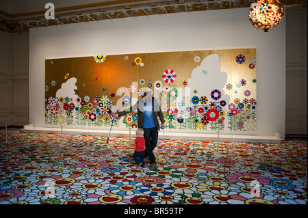 Versailles, France, oncle et neveu visitant le Contemporary Arts Show, Takashi Murakami, installation de 'Flower Lamp' avant-garde paris Banque D'Images