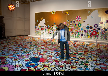 Versailles, France, oncle et neveu visitant le Contemporary Arts Show, Takashi Murakami Versailles, installation de 'Flower Lamp', intérieurs colorés Banque D'Images