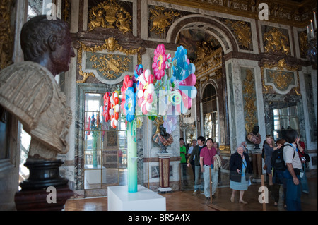 Versailles, France, touristes visitant le spectacle d'art contemporain, Takashi Murakami Versailles, « fleurs surplates » à l'intérieur du château, Paris d'avant-garde, Château de Versailles France Banque D'Images