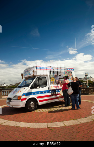 Royaume-uni, Angleterre, Merseyside, Southport, Promenade, Americano Ice Cream van au bord du lac marin Banque D'Images