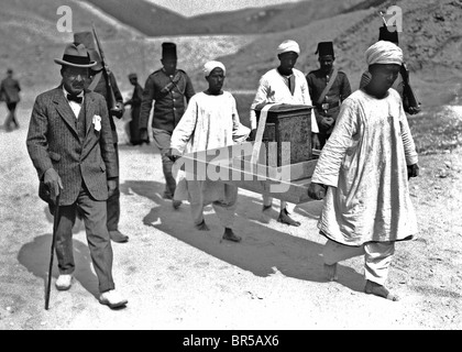 Howard Carter a découvert la tombe de Toutankhamon dans la Vallée des Rois, près de Louxor en Égypte en novembre 1922. À partir de l'image numérisée dans le matériel d'archive Portrait Presse Service (anciennement Bureau Portrait Presse) Banque D'Images