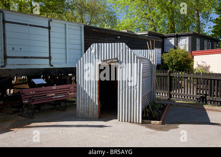 Tenterden Station Yard avec réplique de Anderson Air-RAID Shelter, Kent & East Sussex Steam Railway, Angleterre, Royaume-Uni Banque D'Images